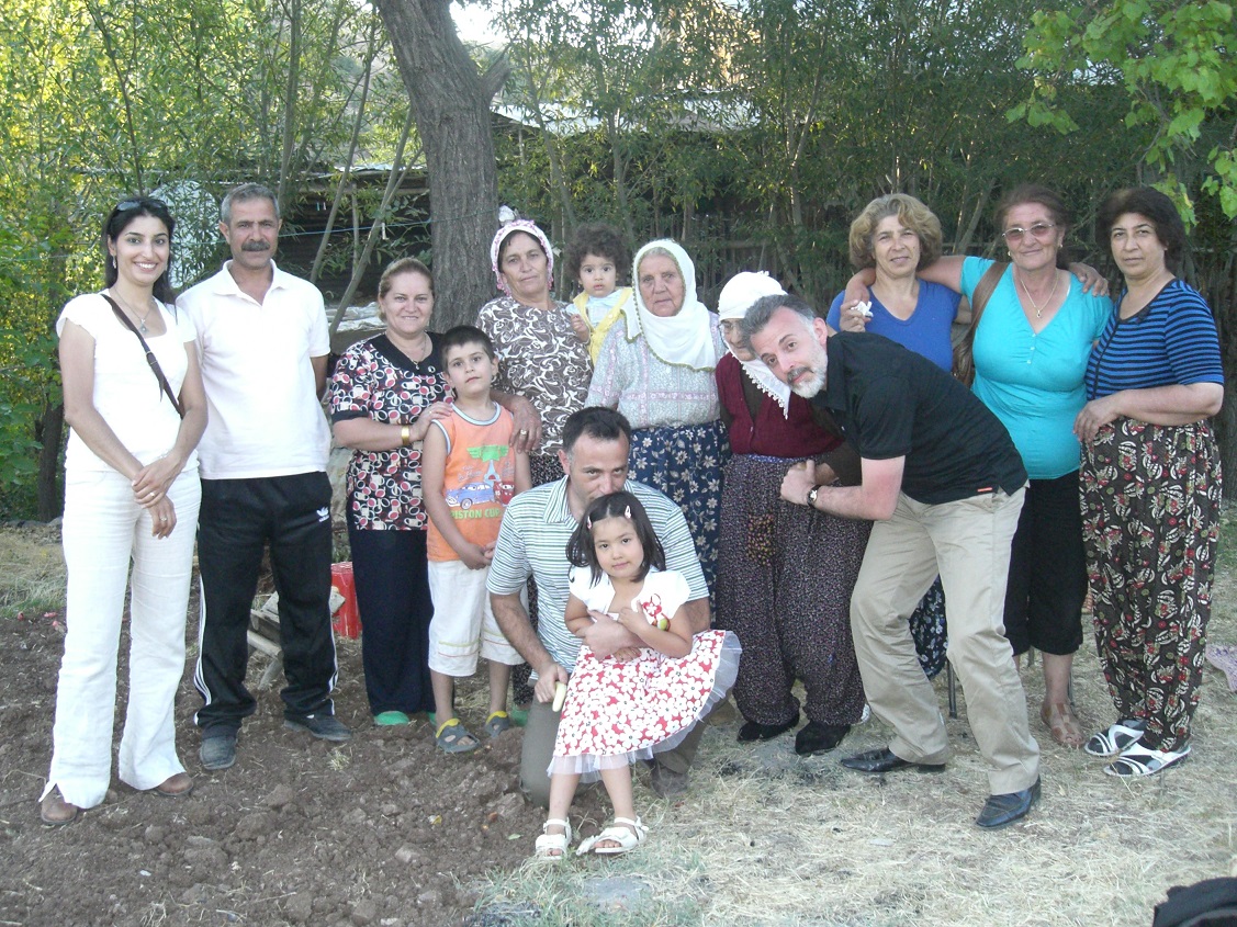 写真・図版 : 右から4人目が筆者の夫＝2009年8月14日、夫の故郷マラティア県アラプギルで