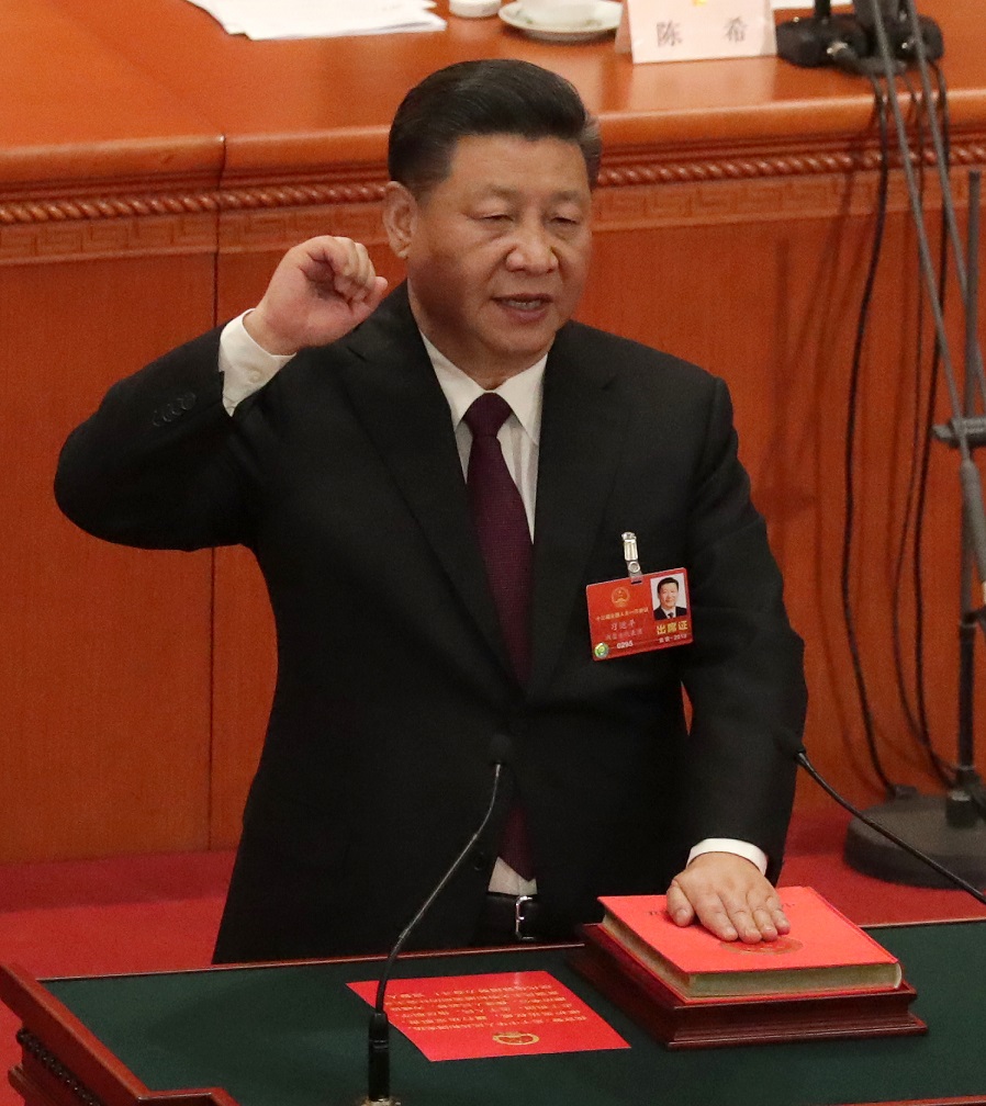写真・図版 : 全人代で宣誓する習近平国家主席＝2018年3月17日、北京