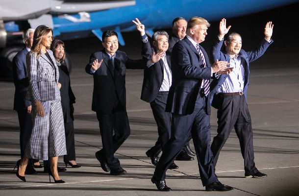北朝鮮から解放されて帰国した3人を出迎えたトランプ大統領(右から2人目）＝2018年5月10日、米ワシントン郊外のアンドルーズ空軍基地