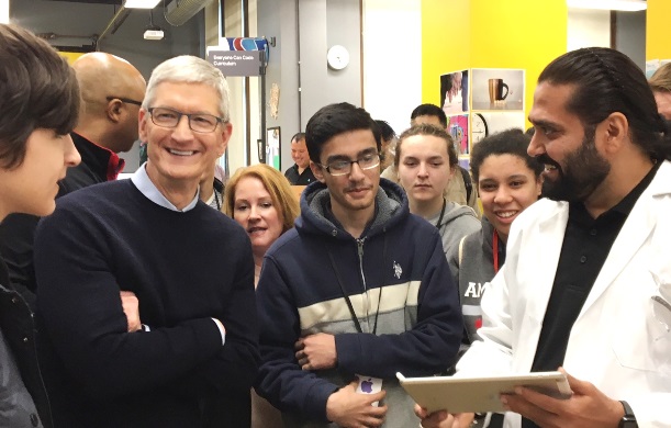低価格iPadの発売を発表した高校で生徒や教員と話すアップルのクックCEO（左から3人目）＝2018年3月27日、米シカゴ