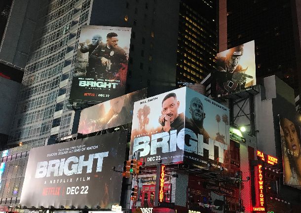 写真・図版 : 人目をひく派手な広告が輝くニューヨークのタイムズスクエア＝2018年1月