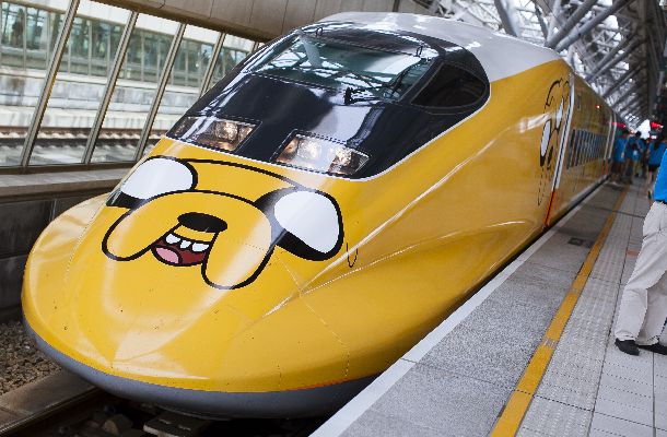 写真・図版 : 東海道・山陽新幹線700系をもとに開発された台湾の高速鉄道（700T）。2013年7月から14年9月まで、特別仕様のキャラクター列車も走っていた＝2013年7月21日、台湾高速鉄路提供