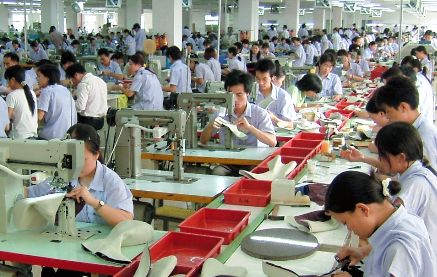 写真・図版 : 中国・広東省の靴工場で働く労働者＝2005年