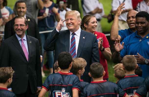 ホワイトハウスでのスポーツイベントで、子どもたちと話すトランプ大統領＝2018年5月30日、ワシントン、ランハム裕子撮影