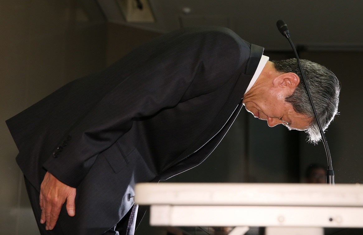 写真・図版 : 記者会見で頭を下げる東芝の田中久雄社長＝2015年5月15日、東京・芝浦