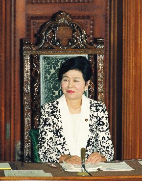 衆院本会議で初の女性議長に選ばれた土井たか子氏＝1993年8月6日