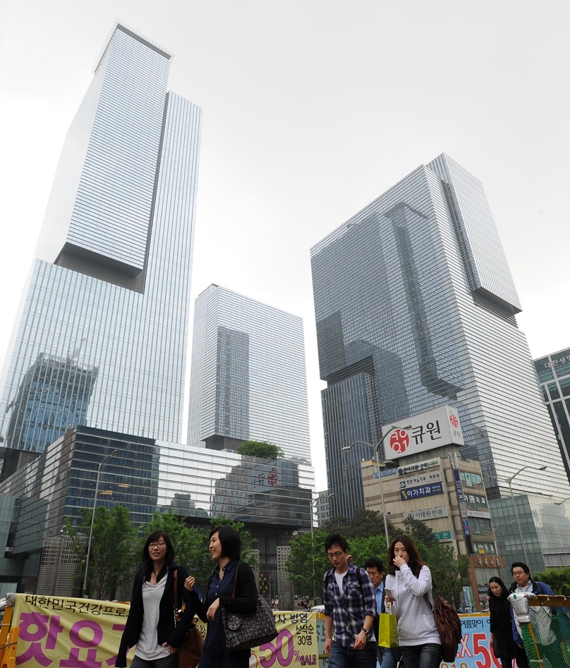 写真・図版 : ソウルの一等地・江南地区にそびえるサムスン本社ビル群（３棟とも）。一帯は「サムスン・タウン」と呼ばれる＝2010年5月25日