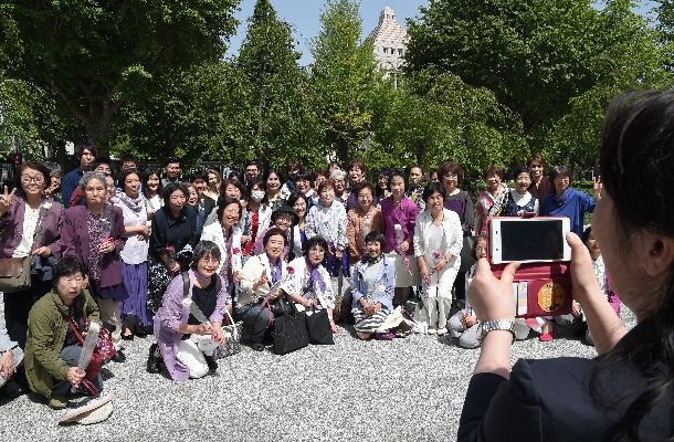 候補者男女均等法が成立し、国会議事堂を背に記念撮影する女性たち＝2018年5月16日、東京都千代田区