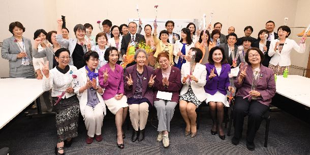 候補者男女均等法が成立し、記念写真に納まる超党派の議員と女性団体のメンバーら＝2018年5月16日午後、東京・永田町の衆院第１議員会館