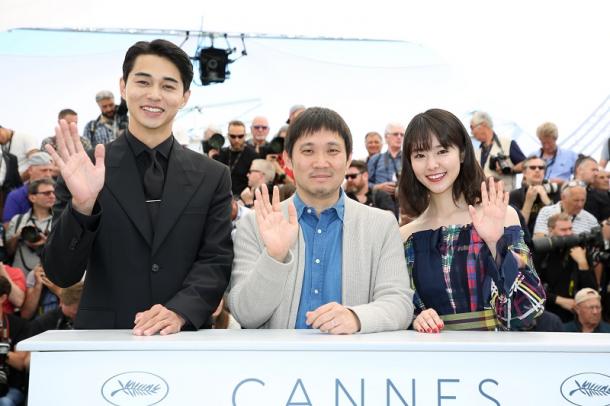 写真・図版 : コンペに出品された『寝ても覚めても』の濱口竜介監督（中央）と主演の東出昌大さん（左）、唐田えりかさん　(C) Kazuko WAKAYAMA