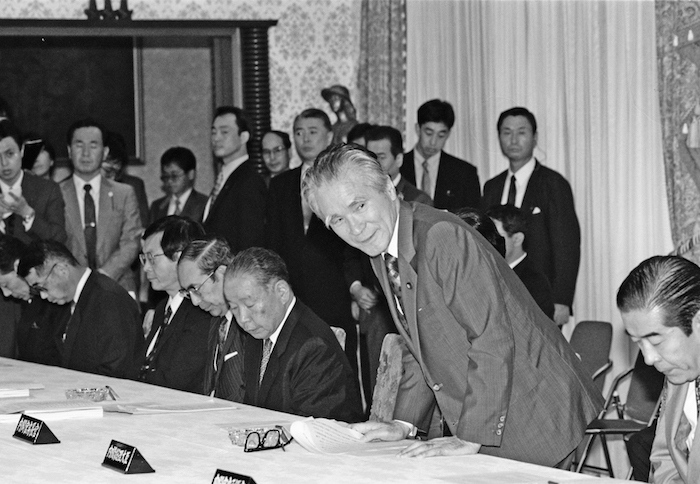 写真・図版 : 1994年7月、首相官邸で開かれた事務次官会議に臨む村山富市首相。その左側に、官僚のトップである石原信雄官房副長官（事務）が座る