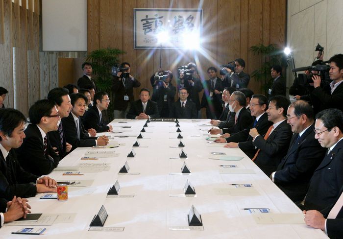 写真・図版 : 民主党政権時、首相官邸で開かれる副大臣会議。事務次官会議の廃止で存在感が増した＝2010年1月7日