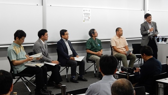 写真・図版 : シンポジウムのパネル討論。壇上の右から3人目が筆者＝米山正寛撮影