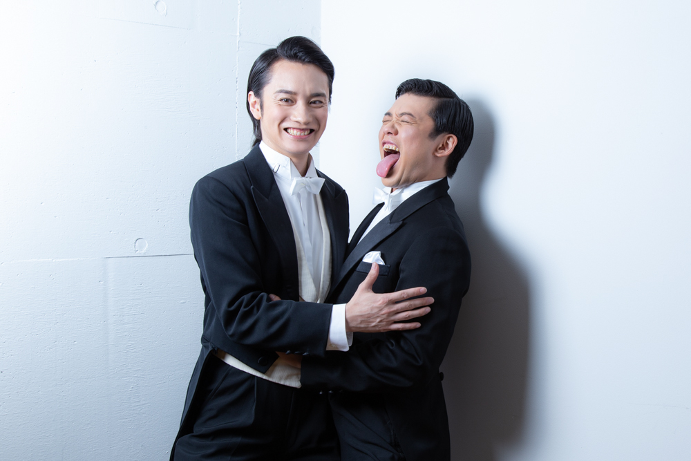 写真・図版 : 良知真次(左）と藤岡正明＝冨田実布撮影