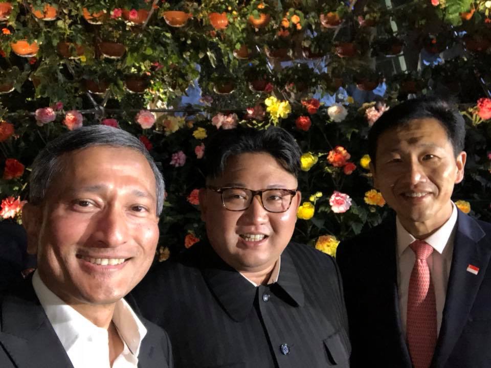 写真・図版 : シンガポールの植物園でバラクリシュナン外相（左）、オン教育相（右）と記念撮影をする金正恩朝鮮労働党委員長＝2018年6月11日、バラクリシュナン氏のツイッターから