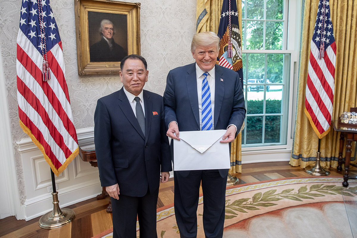 写真・図版 : 北朝鮮の金英哲朝鮮労働党副委員長（左）から、正恩氏の親書を受け取ったトランプ米大統領＝2018年6月1日、ホワイトハウススタッフのツイッターから
