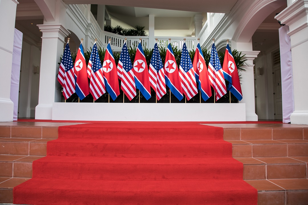 写真・図版 : トランプ米大統領と北朝鮮の金正恩朝鮮労働党委員長が初対面して握手したカペラホテルの一角＝シンガポール
