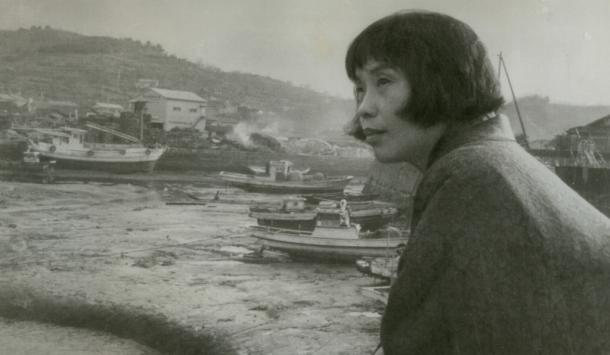 『苦海浄土わが水俣病』を世に出してまもないころの石牟礼道子（１９６８年３月撮影）。水俣市の百間港で