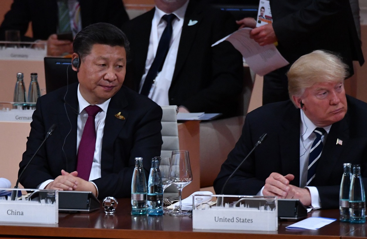 写真・図版 : G20全体会合に臨む中国の習近平国家主席とトランプ米大統領＝2017年7月7日、ドイツ・ハンブルク