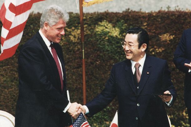「日米安保共同宣言」に署名したあとに握手するクリントン大統領（左）と橋本首相＝1996年4月17日