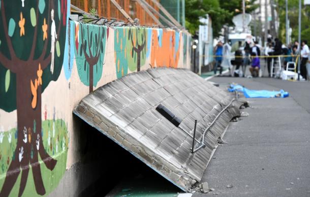 寿栄小学校の崩落した塀＝２０１８年６月１８日午後６時５０分、大阪府高槻市