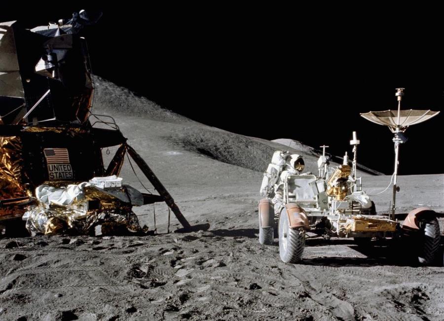 写真・図版 : 1971年、月に到着したアポロ15号の乗組員が月面で運転する探査車＝NASA提供