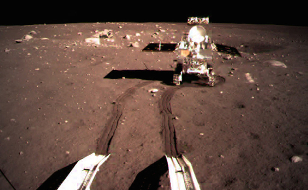 写真・図版 : 中国の国家天文台が公開した月探査機「嫦娥3号」の月面画像データ