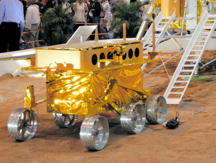 写真・図版 : 中国の月面探査機の実物大模型＝2008年11月、小林哲撮影