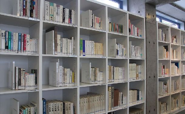 写真・図版 : 代官山ヒルサイドテラスの私設図書室の本棚。100人の“目利き”が選んだ10冊ずつの本が並んでいる。