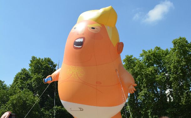 ロンドンに登場したトランプ米大統領を模した巨大バルーン「トランプ・ベビー」＝2018年7月13日