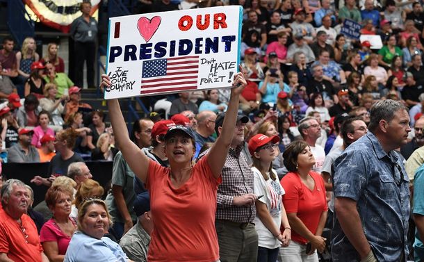 写真・図版 : トランプ大統領は就任半年の節目にラストベルトを代表する街、オハイオ州ヤングスタウンで集会を開いた。大勢の支持者が集まった＝2017年7月25日