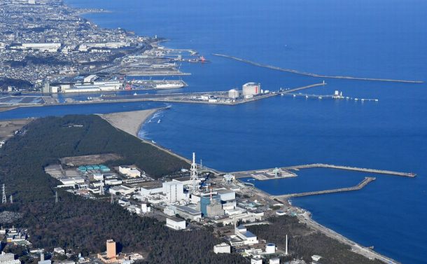 写真・図版 : 日本原子力発電の東海第二原発。後方は太平洋と日立市街＝2017年12月11日、茨城県東海村上空から撮影
