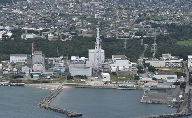 写真・図版 : 日本原子力発電の東海第二原発＝2018年7月4日、茨城県東海村上空から撮影