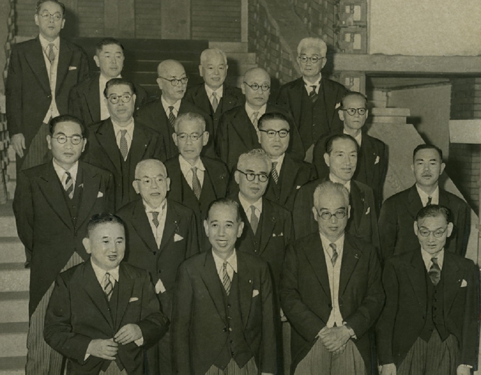 写真・図版 : 第1次岸改造内閣の閣僚たち。最前列左端が河野一郎。最後列左から三番目が正力松太郎＝1957年7月10日、首相官邸
