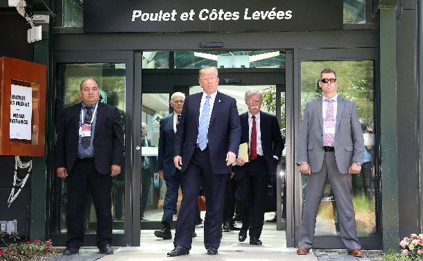 G7サミットの会場を去る米国のトランプ大統領（中央）＝2018年6月9日、カナダ・シャルルボワ