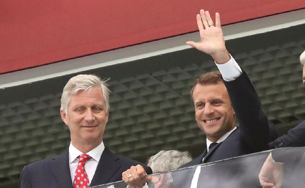 W杯準決勝を観戦するベルギーのフィリップ国王（左）とマクロン仏大統領＝2018年7月10日、サンクトペテルブルク競技場