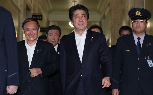 写真・図版 : 衆院本会議を終え、各会派にあいさつ回りをする安倍晋三首相（中央）、菅義偉官房長官（左）ら。心は総裁選へ？＝2018年7月20日