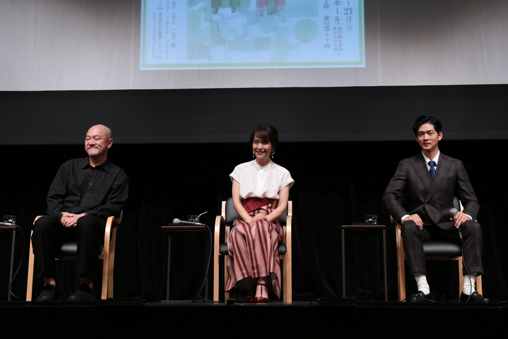 写真・図版 : 『母と暮せば』制作発表会見から、左から 畑澤聖悟、富田靖子、松下洸平＝冨田実布撮影