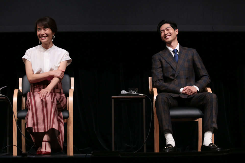 写真・図版 : 『母と暮せば』制作発表会見から、富田靖子(左）と松下洸平＝冨田実布撮影