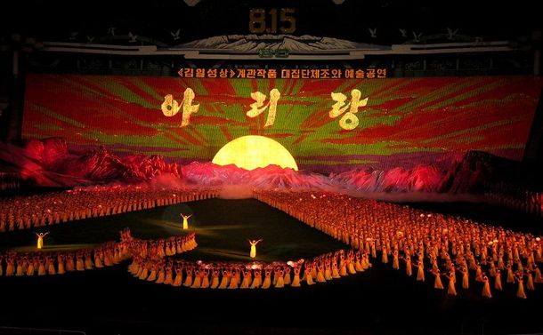 写真・図版 : 朝鮮労働党創建60周年を記念し平壌のメーデースタジアムで開かれたマスゲーム・芸術公演「アリラン」。人文字で「アリラン」とある＝2005年9月30日、東亜日報提供