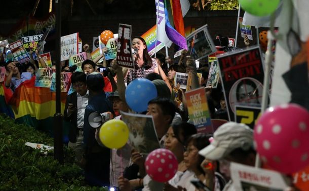 写真・図版 : 自民党本部前には、杉田水脈衆院議員の発言に抗議する人たちが集まった=2018年7月27日