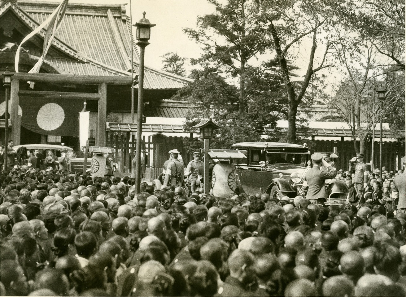 写真・図版 : 쇼와(昭和)천황의 야스쿠니신사(靖国神社)참배= 1938년 10월 19일