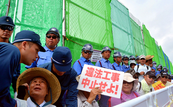 写真・図版 : 工事に抗議する市民ら＝2018年7月、沖縄県名護市辺野古、伊藤和行撮影