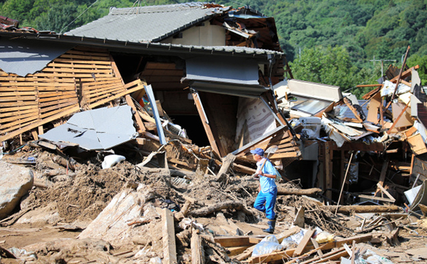 写真・図版 : 住宅が全壊した広島市安芸区矢野東地区＝2018年7月13日、川村直子撮影