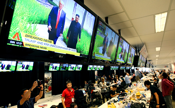 写真・図版 : 米朝会談を取材する記者たちのメディアセンター＝2018年6月12日、シンガポール、飯塚晋一撮影