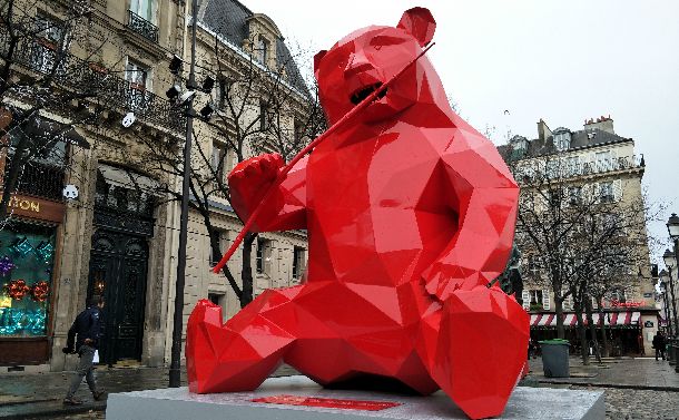 クリスマスシーズンでにぎわうサンジェルマン広場に登場した真っ赤なパンダの像。近くではパンダのぬいぐるみも売っていた。サンジェルマン地区と四川省のある地区による共同の慈善活動＝2017年12月、パリ。吉岡桂子撮影