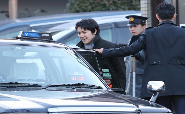 自宅マンションを出てタクシーに乗り込む小室圭さん＝2018年2月7日、横浜市港北区