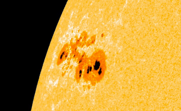 写真・図版 : 太陽観測衛星が撮影した巨大な太陽黒点＝2011年11月3日（NASA提供）