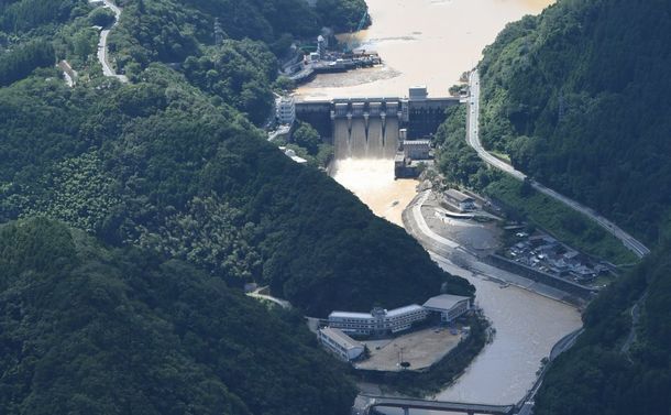 鹿野川ダム（奥）ら肱川へ濁った水が流れていた＝２０１８年７月９日午前９時５４分、愛媛県大洲市肱川町、朝日新聞社ヘリから201807月9日