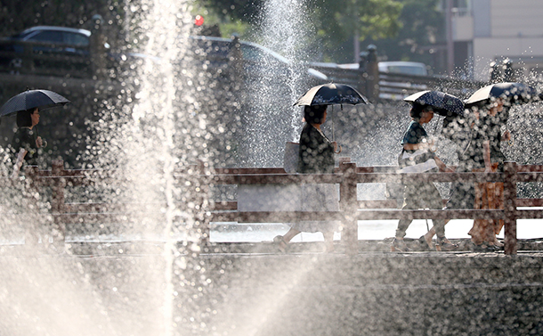 日本各地を猛暑と豪雨が襲う